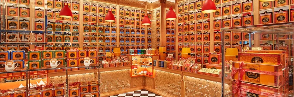 バシャコーヒーの店内。カラフルな缶が並ぶ豪華な空間で、ギフト商品やコーヒーアイテムが充実している。
