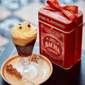 バシャ特製コーヒーとリボン付きパッケージ缶。SNS映えする美しい盛り付けが特徴。