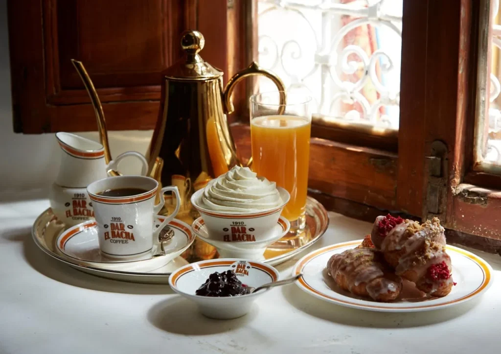 スイーツプレートとコーヒーのセット。窓辺で優雅なティータイム
