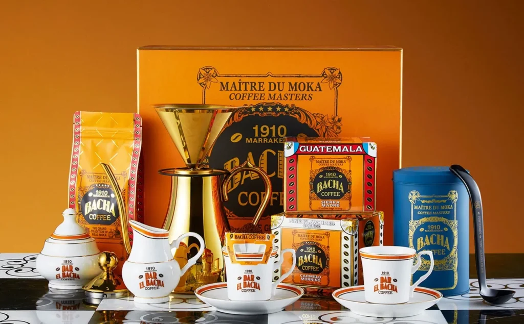 バシャコーヒーの豪華なギフトセットや豆缶、食器などを一堂に集めたイメージ