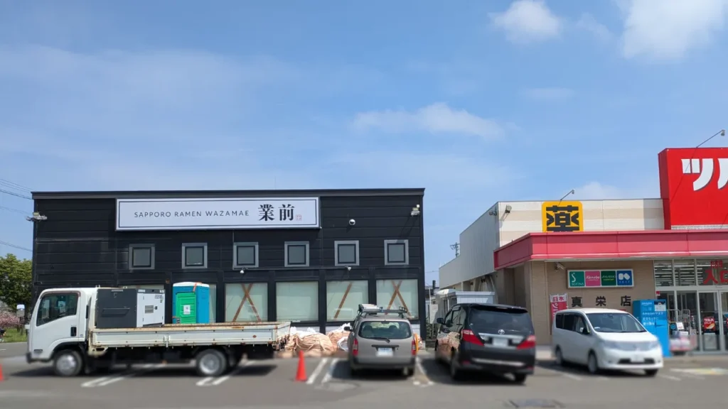 山岡家 真栄店の建設現場（2025年5月撮影）ツルハドラッグ真栄店の隣で工事が進行中