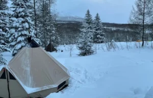 サヒナキャンプ場の雪の中のテント