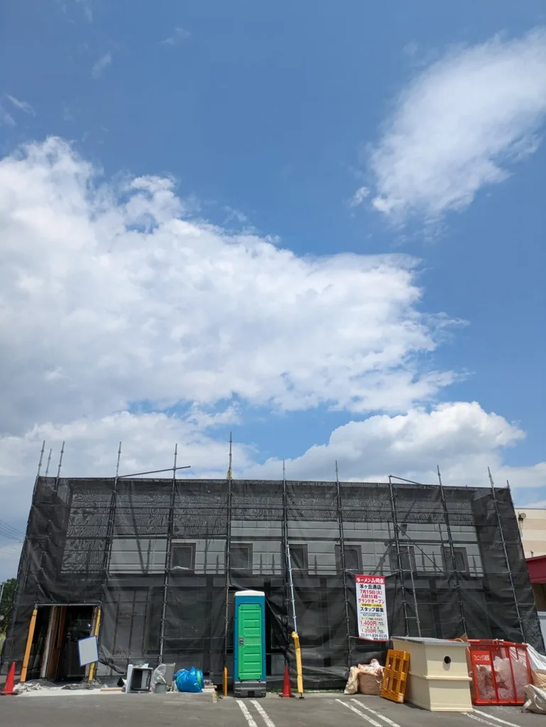 山岡家のオープンに向けた改装が進む様子（2025年6月8日撮影）