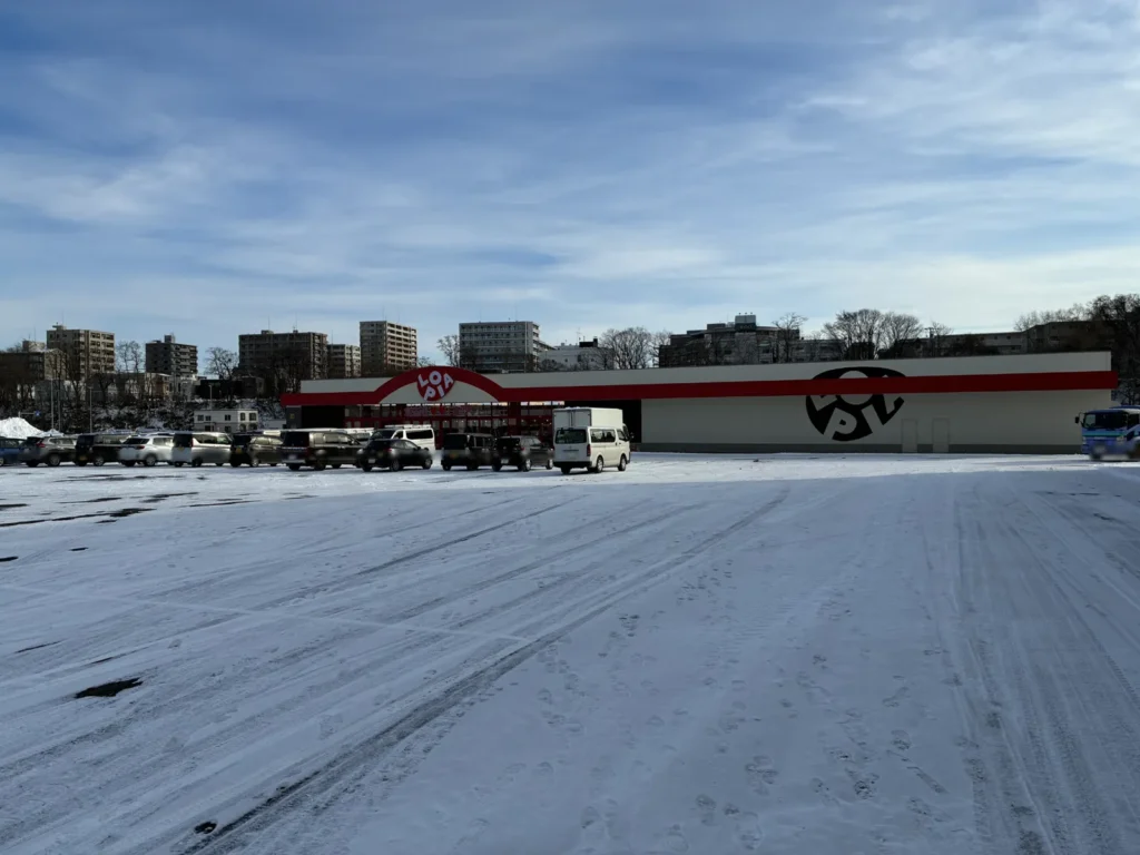 ロピア中の島店の外観と広い駐車場の様子(2026年1月7日撮影)