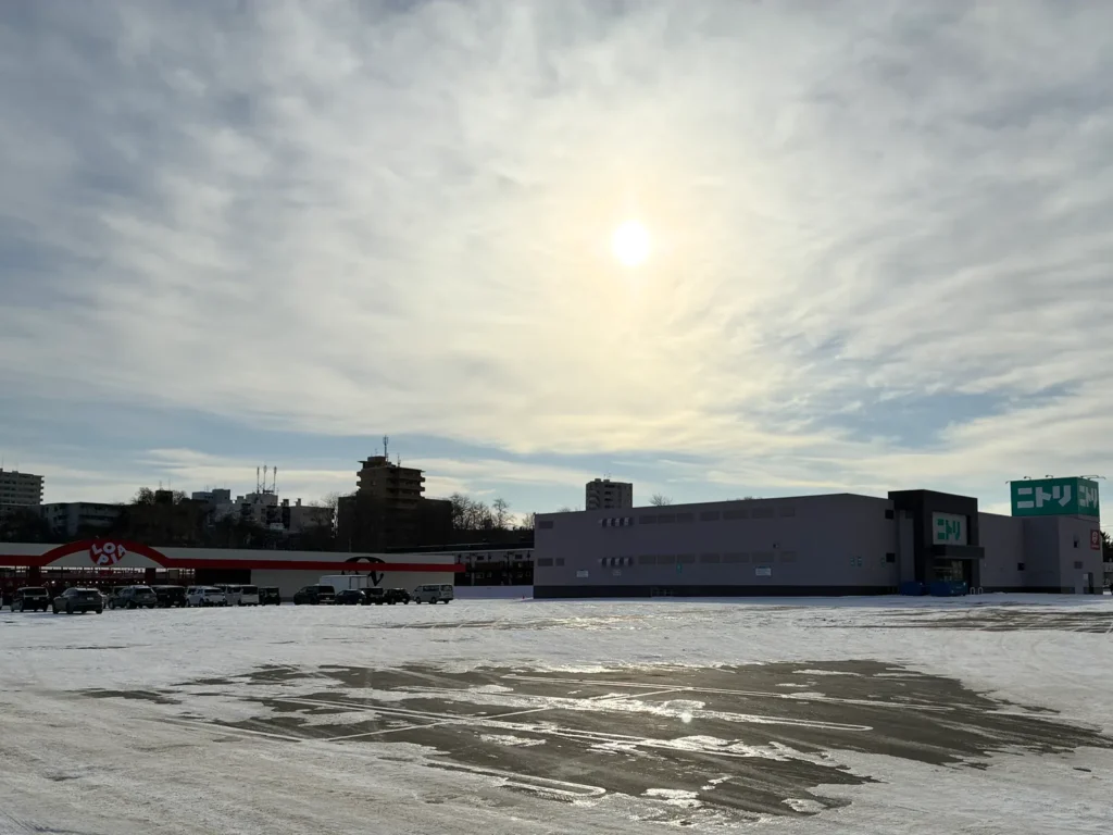 札幌市豊平区中の島にオープン予定のロピア中の島店と隣接するニトリ店舗を、2026年1月7日に撮影した現地の様子。積雪した広い駐車場と建物外観、冬の空模様が確認できる。