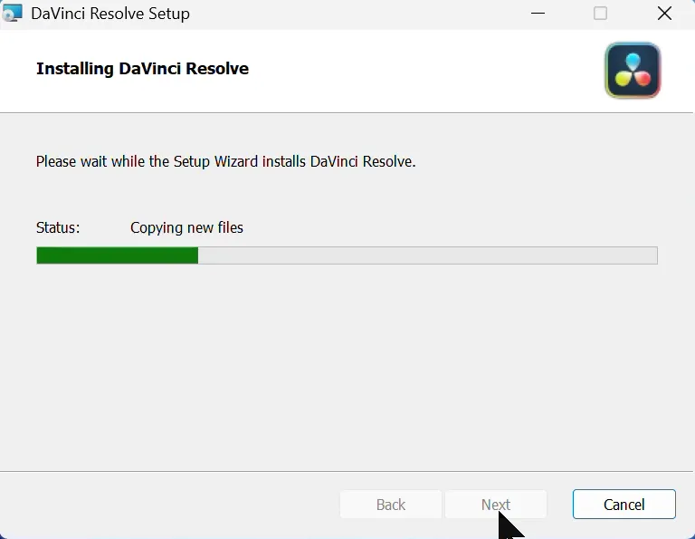 Installing DaVinci Resolve の進行画面(Status: Copying new files)です。
ファイルのコピー中で、完了まで待機する状態です。