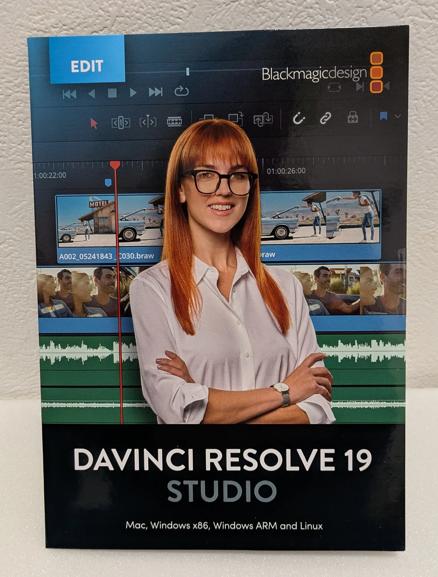 DaVinci Resolve 19 Studioのライセンスカード台紙の表面(Blackmagicdesignロゴ入り、対応OS表記あり)
