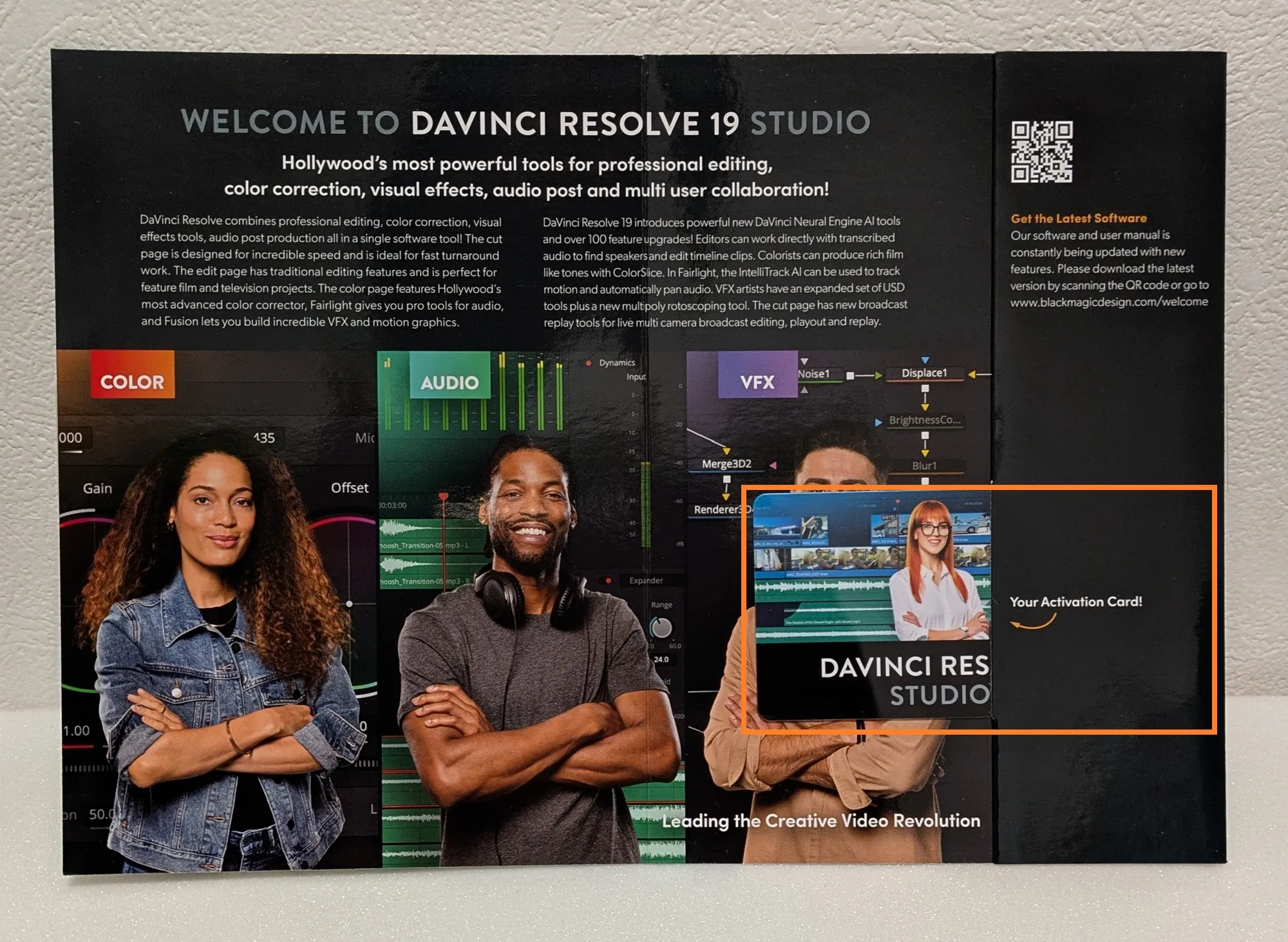 DaVinci Resolve 19 Studioの台紙を開いた内側の写真(ライセンスキー記載カードが挿入された状態)