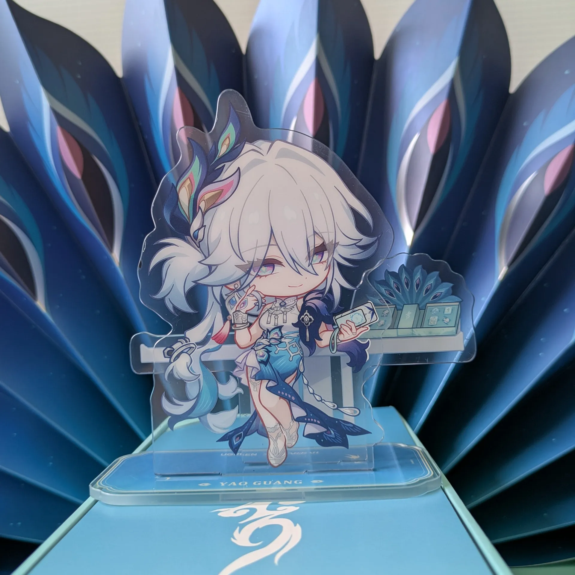 UGREEN×崩壊スターレイルの爻光アクリルスタンドを飾った状態