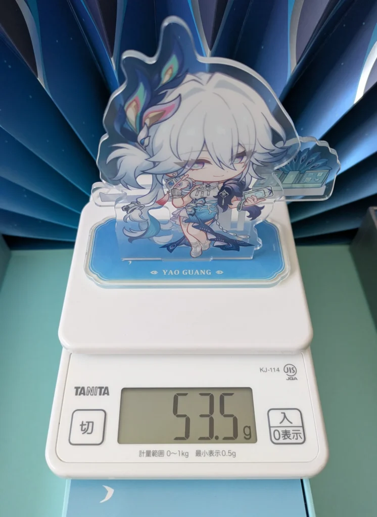 UGREEN×崩壊スターレイル限定ギフトBOXの爻光アクリルスタンドを計量したところ約53.5gだった様子