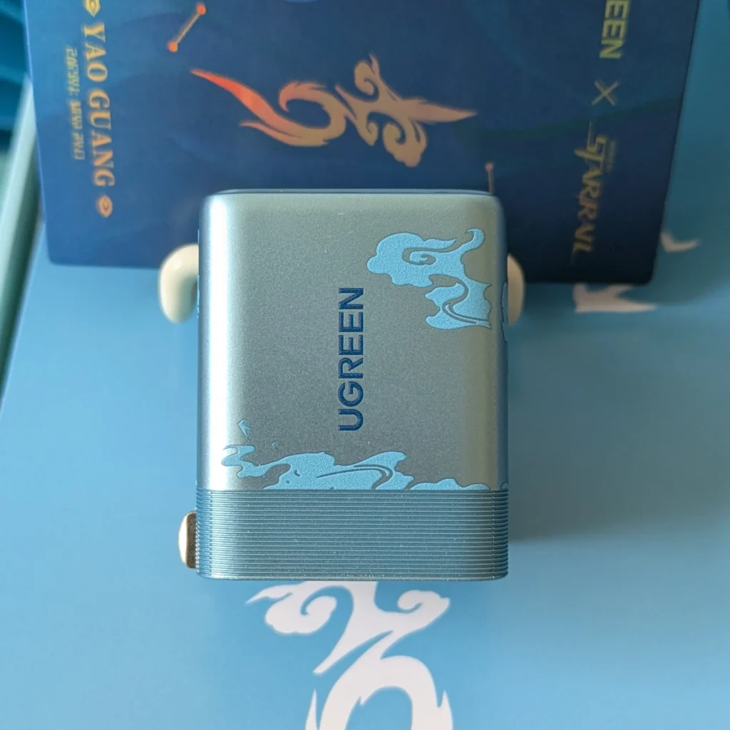 UGREEN×崩壊スターレイルの急速充電器側面にあるUGREENロゴ