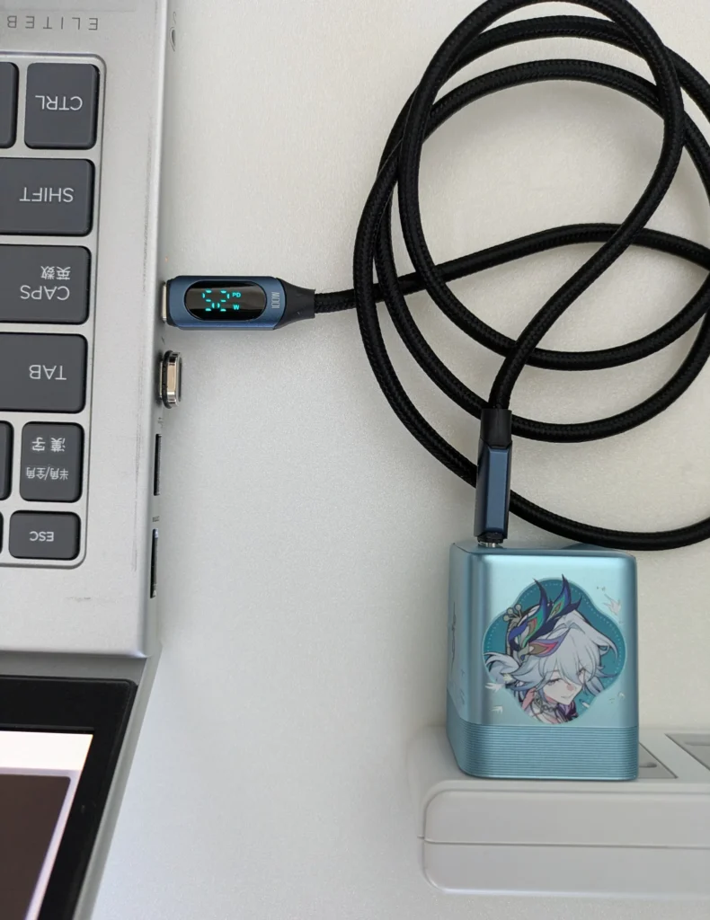 UGREEN×崩壊スターレイルの急速充電器をUSB-CケーブルでノートPCと接続し、約52W出力を確認している様子