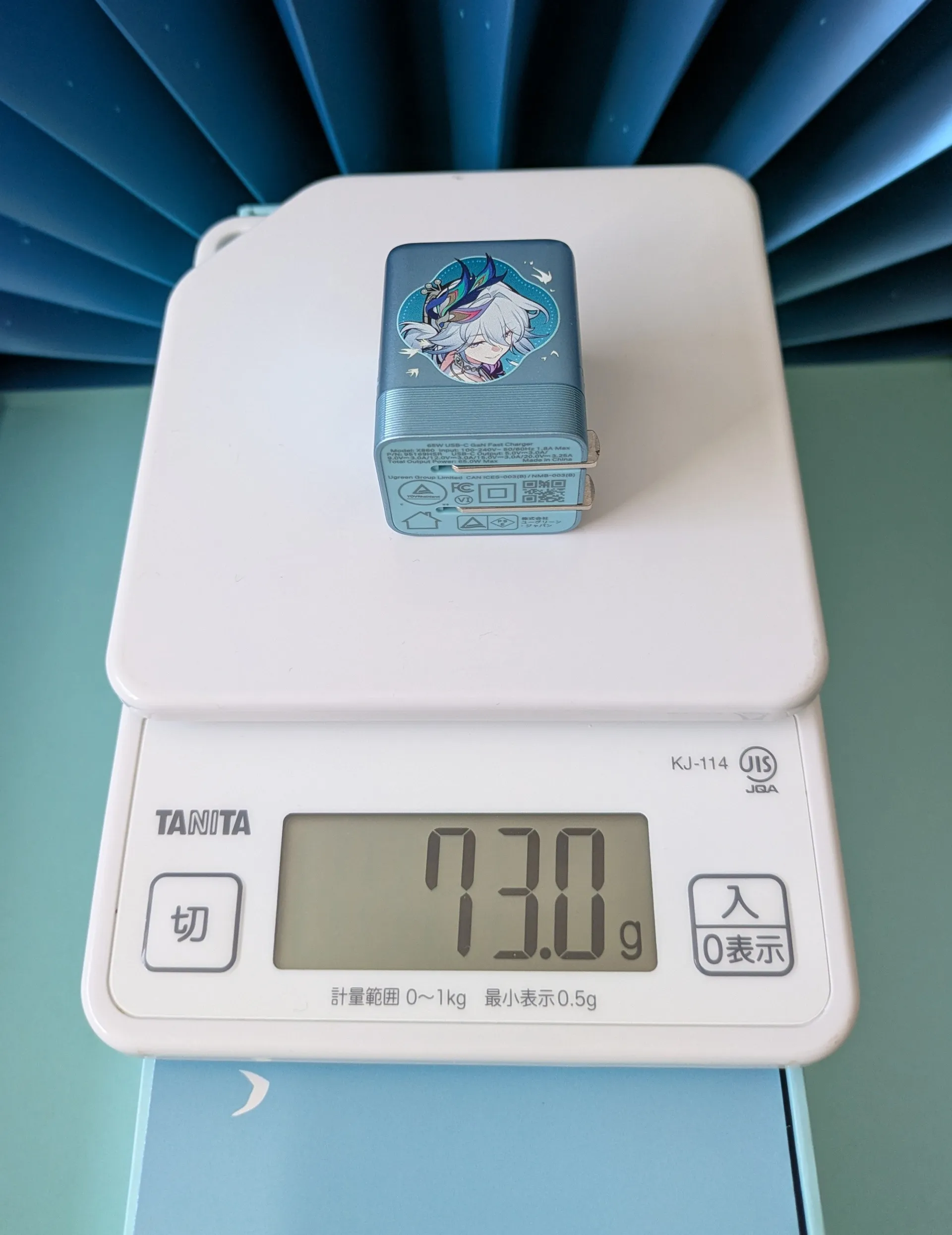 UGREEN×崩壊スターレイルの爻光デザイン急速充電器を計量したところ約73.0gだった様子