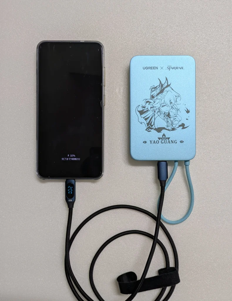 UGREEN×崩壊スターレイルの爻光デザインモバイルバッテリーでギャラクシーS25を約20WでUSB-C充電している様子