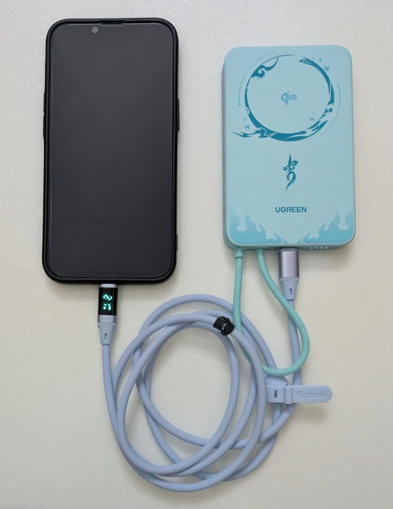 UGREEN×崩壊スターレイルの爻光デザインモバイルバッテリーでiPhone 16eを約21WでUSB-C充電している様子